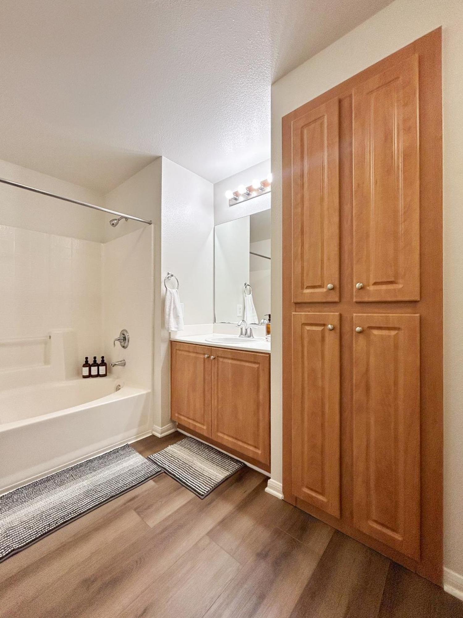 Marina Del Rey Coastal Living - Spacious 2bd 2bth Apartment